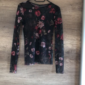 Tröja  - Den e genomskinlig. Den ser jätte fint ut med ett svart bh 