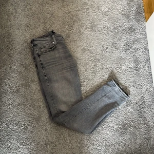 Jack & Jones Jeans - Tja! Säljer dessa par jeans eftersom det inte kommer till användning längre. Inga defekter! Om du är intresserad, skicka ett dm! Storlek 28/32 modell Tapered/Mike