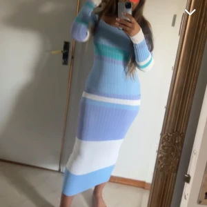 Strand klänning - Jätte fin strand klänning köpte för 699 Säljer för 220kr  Endast testad, onesize Skulle säga passar dig som är mellan Xs-M