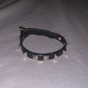 Valentino armband - Snyggt armband i färgen svart. Se bild för skick den är lite sönder men kolla sista bilden man ser inte det när den är på.