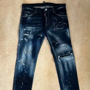 Hej. Säljer dessa Dsquared2 jeans som knappt är använda. Tags och kvitto från Farfetch finns. Storleken är IT 52 vilket motsvarar en L/XL passform