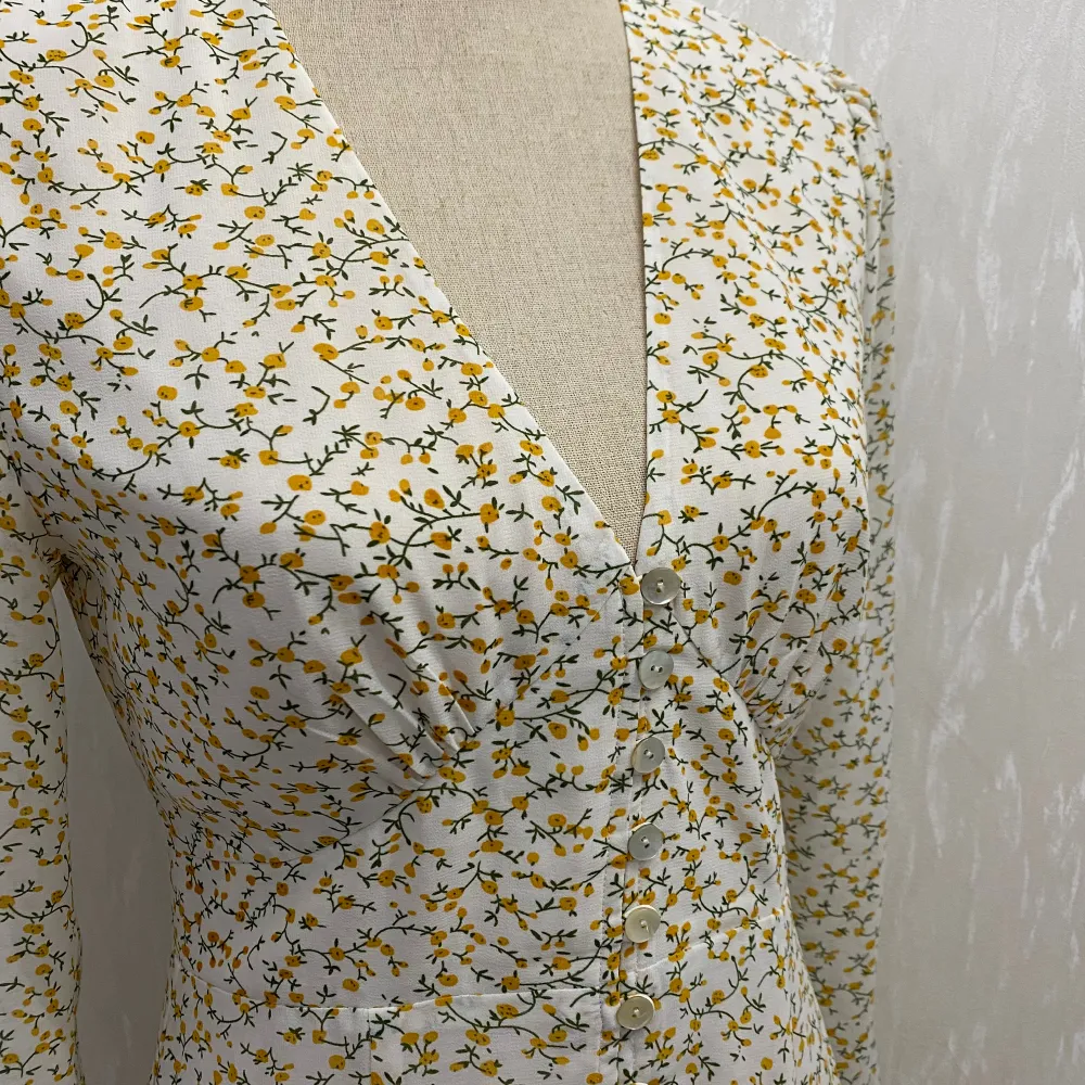 Adoore klänning i modellen ”Paris”. Använd 2 gånger. Nypris: 1500:-. Mekot.