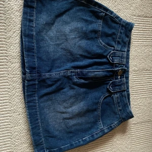 Denim kjol💕 - Jätte bra skick men vet tyvärr inte märket❤️ dom är lite för stora för mig tyvärr❤️ Fraktar & möts upp i Sthlm💕
