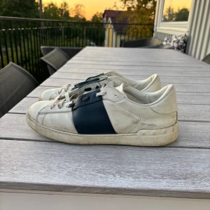 Valentino opens - Jag har tvättat dessa sen bilderna är tagna men dom är ganska bra skick och är i storlek 43 MItt pris är 1299 men det är självklart förhandlingsbart