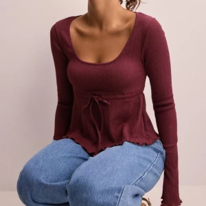 Burgundy topp från Nelly  - En jättesnygg burgundy topp från Nelly. Aldrig använd. Storlek XXS. Inga defekter. 