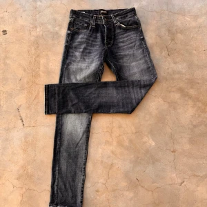 Jack and Jones jeans  - Ett par feta Jack and Jones jeans i storlek 29/32🥳🥳🤑De är i mycket bra skick!!!🤑🏆 De är i storlek 29/32!!🤩💯 Säljer de för endast 299kr!!💸💸🤑🤑 Vid minsta fundering så är det bara att kontakta mig!🥳🥳🤑🤩