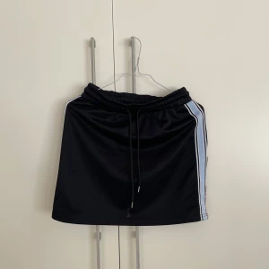 Mjukiskjol - Säljer min fina mjukiskjol från Monki, storlek xs 🤍