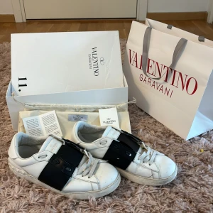 Valentino open skor - Ett par använda men riktigt snygga valentio garavani open till ett dunder pris. Vid fler frågor är det bara att skriva 