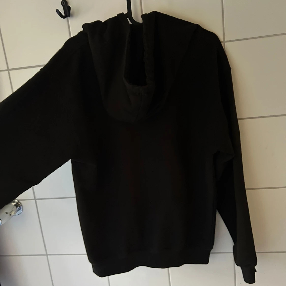 Svart hoodie med blingdetaljer från Bling Lucid - 92