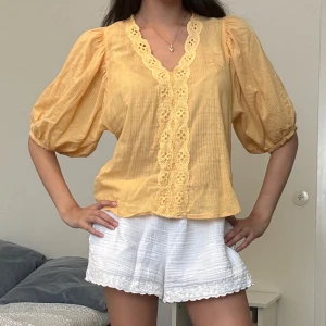 Gul blus - Köpt på Sellpy men aldrig använt själv. Inga defekter och jättefint skick 💛strl 0 men skulle uppskatta till XS/S