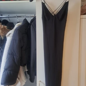 Rebecca stella klänning - Snygg figursydd klänning från rebecca stella. Väldigt stretchigt matrial så skulle passa både en stl upp och ner. Djup rygg med korsade tunna band.
