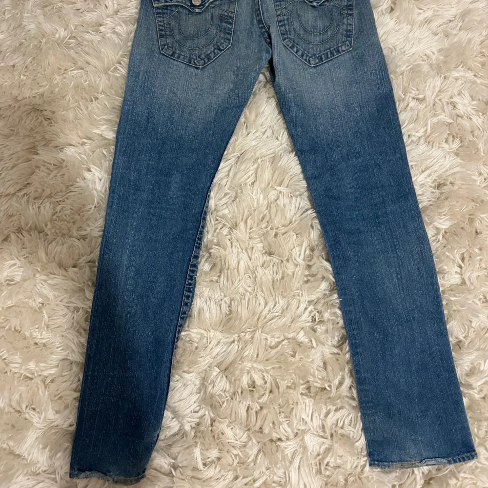 Jättesnygga true religion jeans i ny skick. Säljer för att de inte passar mig  Storlek 30/33 midjemått:44 innerben 75. Jeans & Byxor.