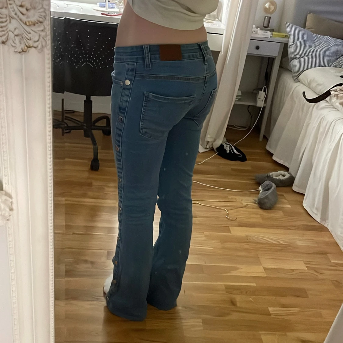 lågmidjade bootcut jeans  - 90