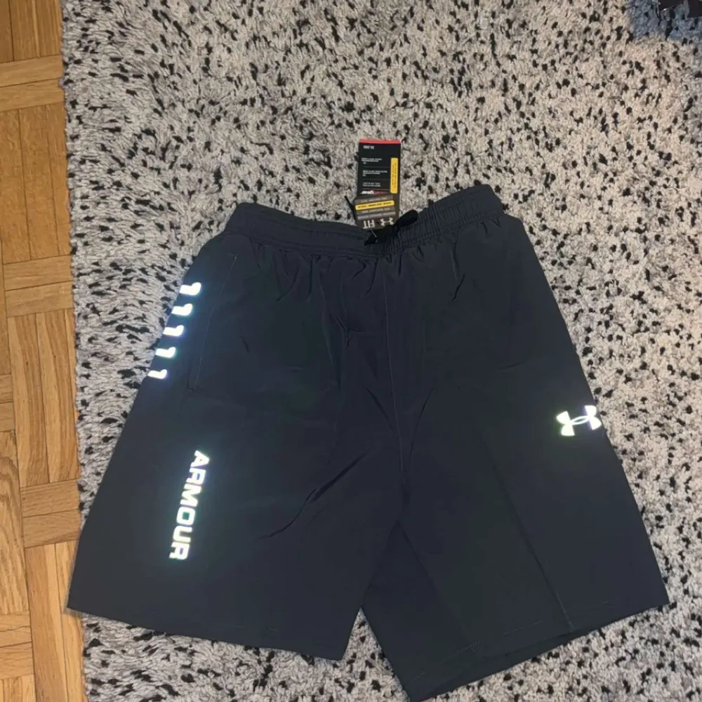 Tvä sköna under armor shorts som passar perfekt för gym/sport. 10/10 ny skick.. Shorts.