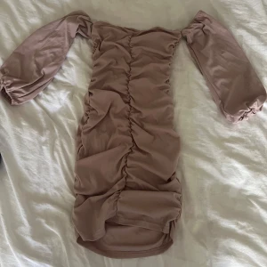 Klönning - Klänning med puff armar