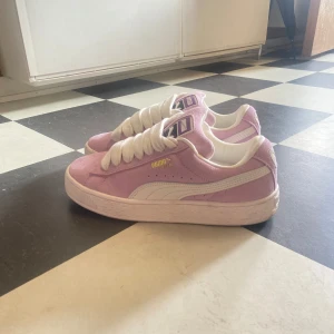 Helt nya Puma Suede - Pris kan diskuteras ❣️ Jag säljer ett par super söta och coola, rosa puma suede skor i storlek 38. Har bara använt de 1 gång så det finns inga defekter eller liknande. Det finns även rosa skosnören som medföljer😇   Nypris 1200