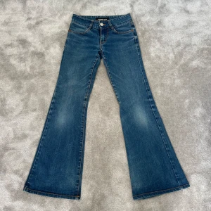 Lågmidjade bootcutjeans💗💗 - Lågmidjade bootcutjeans 💗💗midjemått: 33cm och innerbensmått: 75cm💗💗försmå för mig så kan inte visa på❤️‍🔥