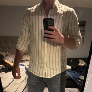 Dressmann skjorta - Fräsch linneskjorta ifrån Dressmann med snygg passform i bra skick!