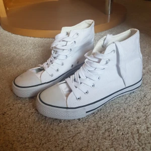Fräscha sneakers från Duffy - Gått i nån enstaka gång - små spår av det enligt bilder, men känns som nya! ~ STOR rensning i min shop ~ Välj 5 för 100kr oavsett pris, skicka medd/lämna som prisförslag (gäller där det står) ~