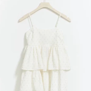 Gina klänning - HELT OANVÄND ⚠️Vit Gina tricot klänning med guld prickar på. Skit snygg, längd 170