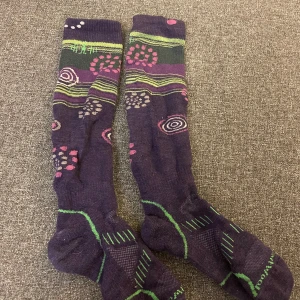 Skidstrumpor smartwool - Tjocka varma skidstrumpor från smartwool i ull. Hittar ej storleksmarkering men jag är 36 och kan ha dem. Lite noppriga. 