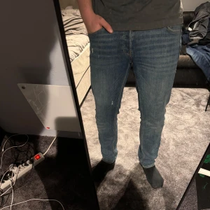 Jack & Jones jeans - Underbara Jack & Jones jeans i modellen Glen Slim fit med mycket stretch i och sköna slitningar som detaljer!