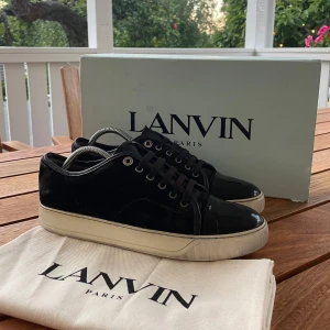 Lanvin skor - Hej! Säljer nu dessa super populära lanvin skor. Skorna är i fint skick 7/10. Med skorna medföljer dustbag. Det går att köpa till extra lanvin skosnören 