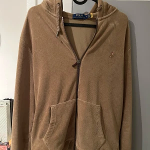 Ralph lauren hoodie manchester  - En khakifärgad Ralph lauren hoodie med manchester-mönster. Storlek m. Ett snyggt plagg som man sticker ut med!