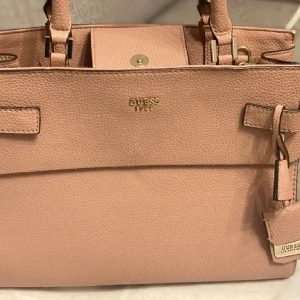 Guess väska - Fin skick 