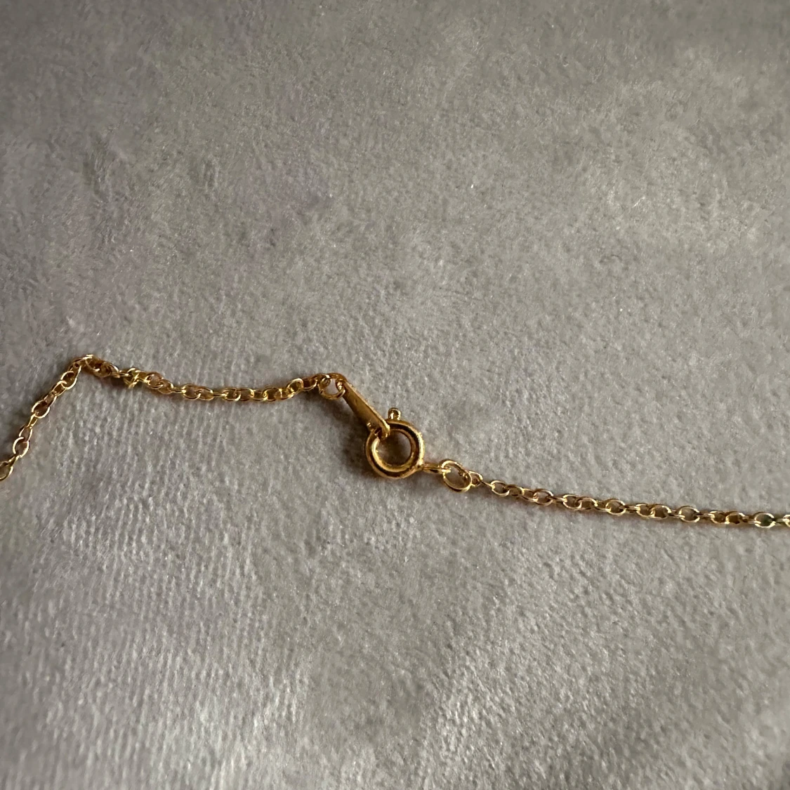 Guldhalsband med unikt hänge - 93