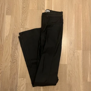 Populära skinnbyxor  - Byxor i skinnimitation, flared knappt använda. Säljer då de inte kommer till användning. Nypris 599kr. Köpare står för frakt.