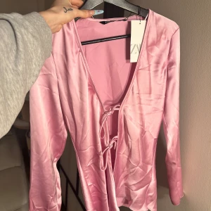 Rosa siden topp Zara - Helt oanvänd med prislapp kvar.