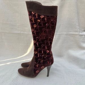 Bruna boots - Bruna vintage boots med paljetter och klack från Badoxx. Innersula mått: 24,5 cm. Klack: 10 cm. Total höjd: 47 cm. Se bilder för defekter! 💞