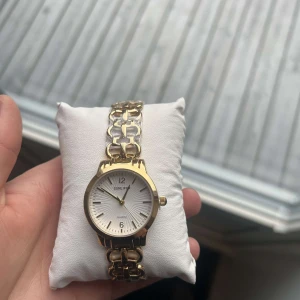 Guldklocka  - Perfekt skick   Justerbart armband 