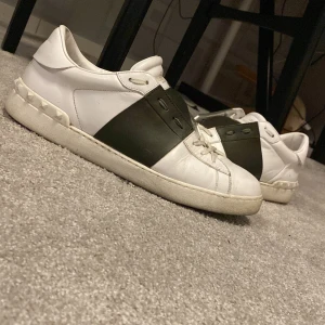 Valentino open - Storlek 45 och inga skador som hål eller liknande bara små smuts fläckar. (Kan visa bild) väldigt bra skick på skorna då jag inte har gjort något särskilt med dom. Men har tappat bort alla org saker men har bild på kvittot och när dom ligger i boxen.