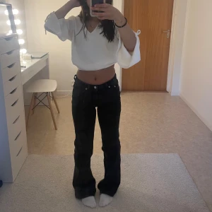 low waisted jeans - Superfina svarta low waisted flared jeans i toppenskick😍🙌🏽Köpta på weekday och har lite lite slitage längst ner på benen inget som syns, skriv för fler bilder🙏🏼