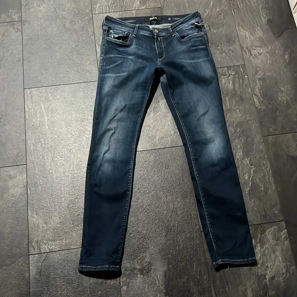 Säljer nu dessa Replay jeans i storlek 31/30 just för de inte passade mig. Jeans & Byxor.