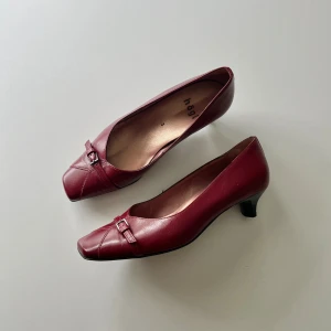 Röda kitten heels - Vinröda supersnygga klackskor med låg klack från Högl. Förmodar att det är äkta skinn. Storlek 3 vilket motsvarar 36. Innersula mått: 23,5 cm. Klack: ca 3 cm. Inga defekter 💞