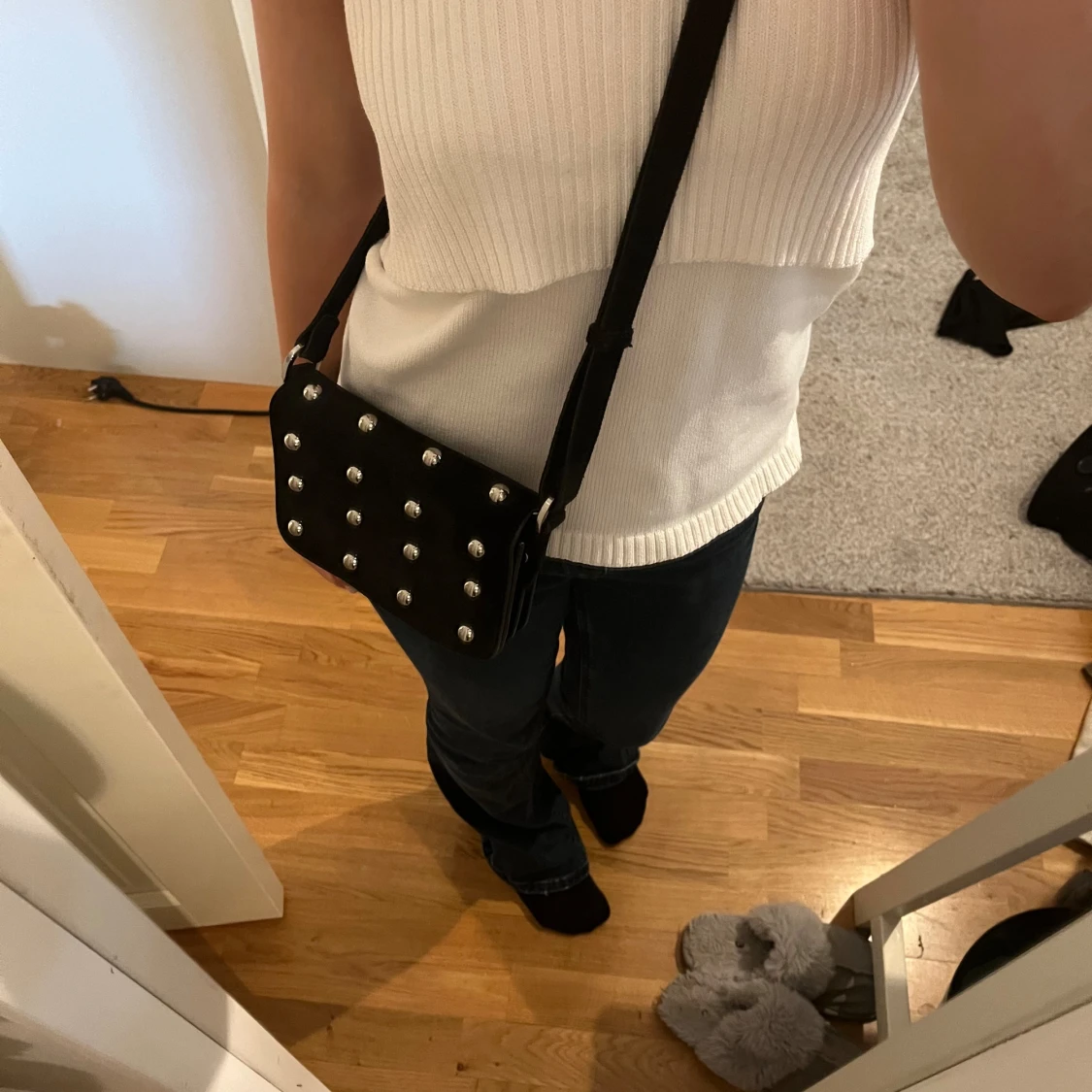 Svart axelväska med nitar - 90