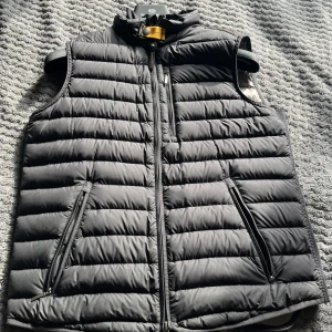 Parajumper väst - Köpt på johnells för 2 år sedan, mest hängt i garderoben då jag har andra västar! Ingen syn på att den varit använd!