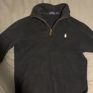Ralph Lauren Half Zip  - Snygg och stilren half zip från Ralph Lauren. Säljer då den blivit för liten för mig, den är i storlek XS. Bara o höra av sig i dm om de finns fler frågor!🤩