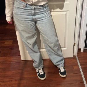 Ljusblå mid loose jeans - Säljer dessa ljusblå baggy jeans från weekday i storlek 29/32. Använda ett fåtal gånger🩷