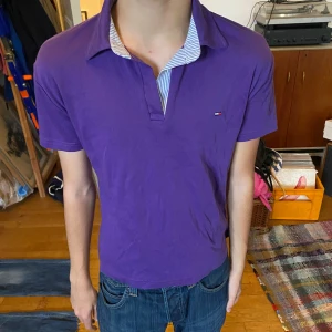 Tommy Hilfiger piké  - Snygg Lila Tommy Hilfiger Pikétröja i storlek S inga defekter eller fläckar skriv om ni har frågor 🤝❤️