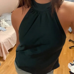 Festtopp - Fin festtopp i en fin grön färg.   Org pris 200kr Skön material och nyskick!