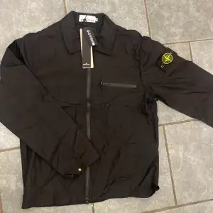 Helt ny overshirt från stone island, säljer eftersom de va för liten för mig, Cond 10/10