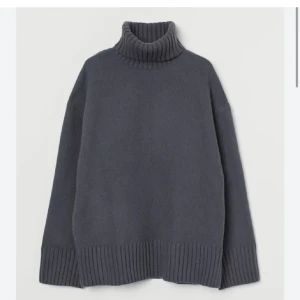 stickad polotröja från h&m - säljer denna skit snygga tröja pga har för många stickade tröjor !!😂🤭❤️