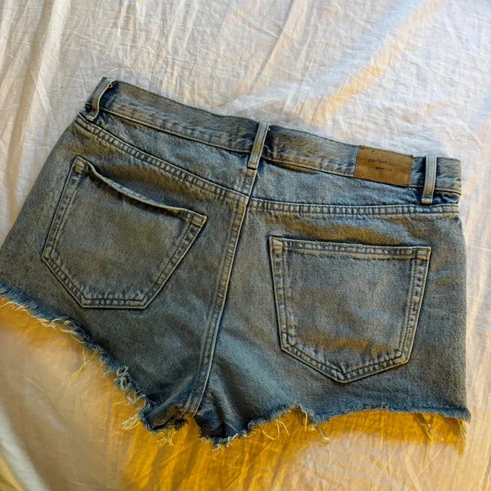 Ljus blåa lågmidjade jeans shorts från Gina Tricot!🍓Dom är i bra skick, knappt använda. Strl 38.. Shorts.