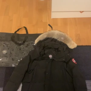 Canada goose jacka - Hej säljer min canada goose jacka aldrig använt