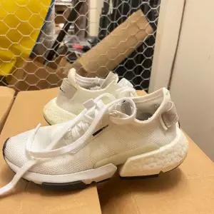 Sparsamt använda Adidas POD sneakers. Har några lite ljusare fläckar men som lätt går att tvätta bort. Pris kan diskuteras vid snabb affär. Storlek 36 2/3 (UK 4)