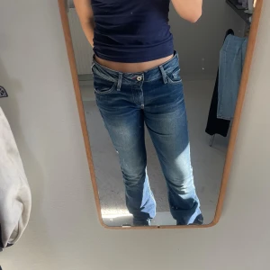 Mörkblå jeans - Säljer dessa skitanygga jeansen med tanke på att de var förstora för mig💓 köpta här på plick men är inte använda så väldigt bra skick💓